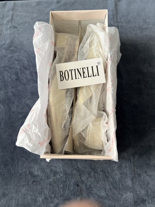 Продавам дамски обувки Botinelli gold color, 38 номер