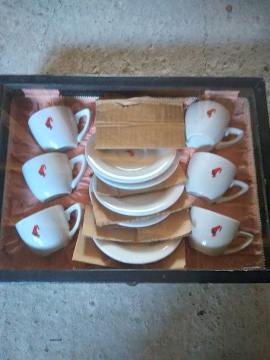 Set de căni și farfurii