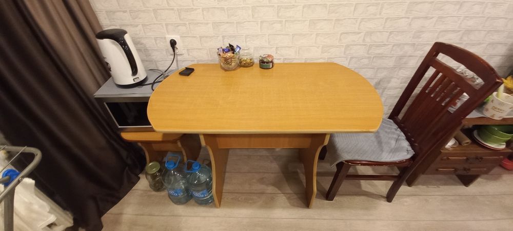 Отдам стол кухонный и плиту.работают 2конфорки и духовка.бесплатно