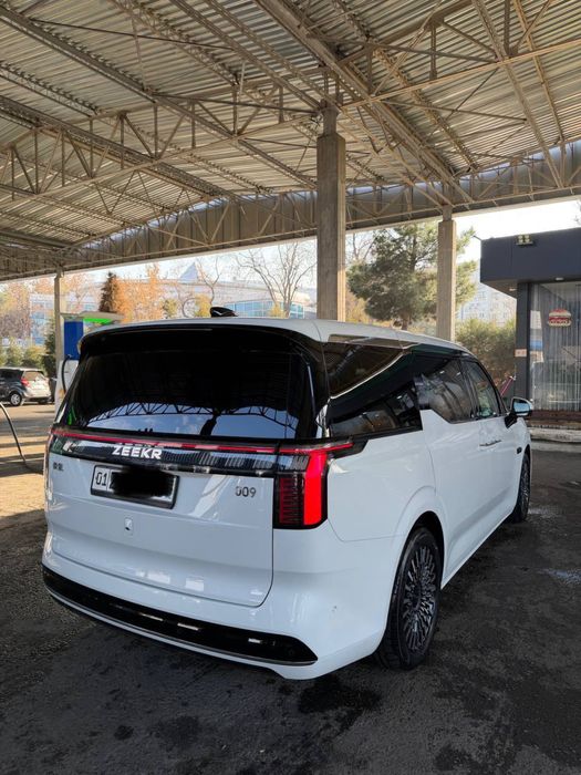 Zeekr 009 sotiladi yengil yil aksiyasi