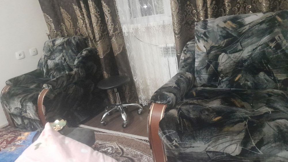 2 ta kreslo va 1 da divan sotiladi sifati yaxshi akuratni iahlatilgan.