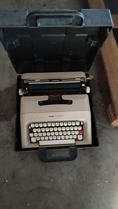 Mașină de scris portabilă Olivetti Lettera 35 anul 1974