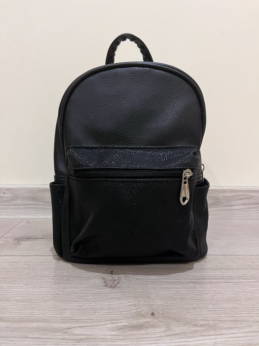 Черна дамска раница