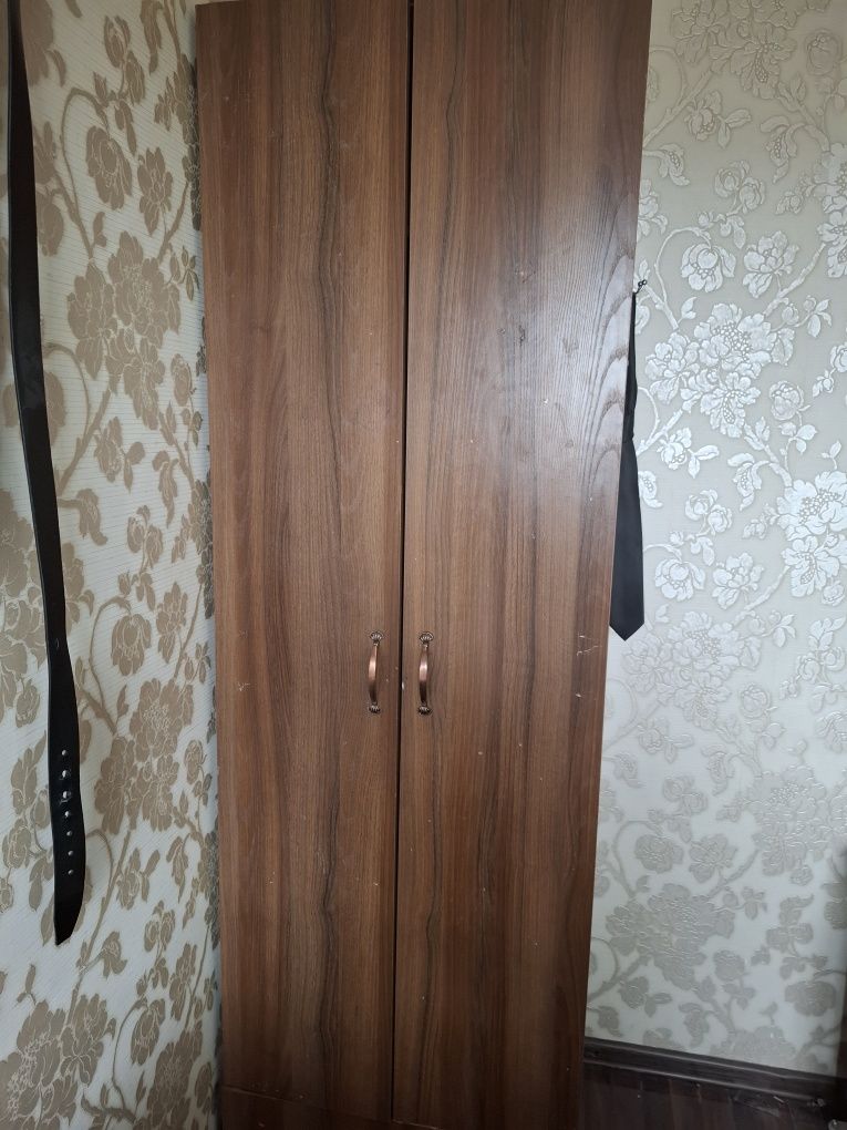 Продаю шкафы, стелажи, кровать и письменный стол.