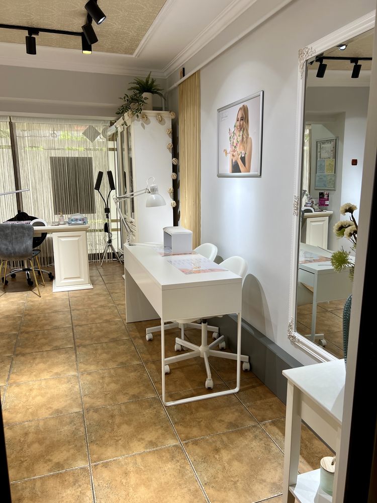Inchiriez scaun manichiura unghii tehnice Salon Glow Studio