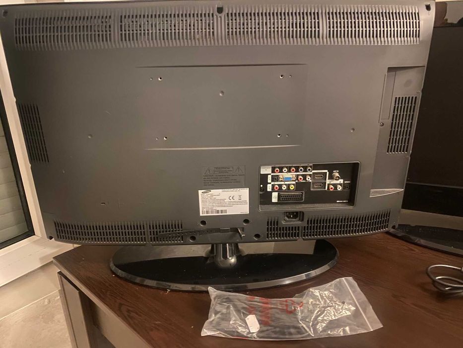 Телевизор Samsung ( LE26A330J1 ) 26 инча (65 см) - Налично е само едно