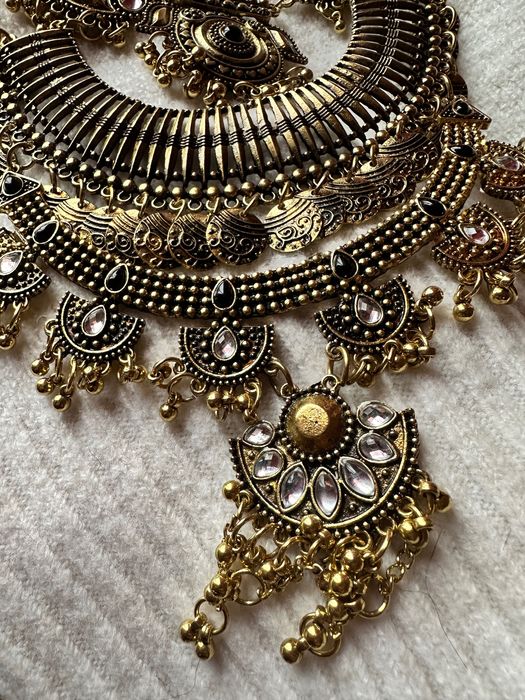 Колие с орнаменти,камъни