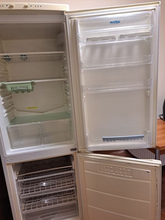 Combină frigorifică Arctic cu două motoare , funcționează impecabil