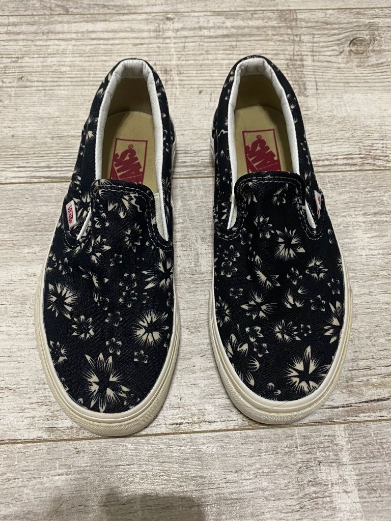 Vans Black Denim/ White Floral Classic Slip-On (Laceless) Trainers