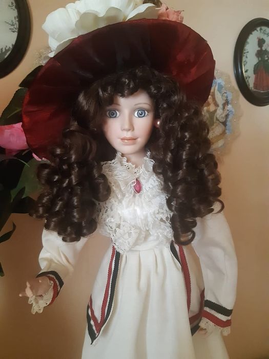 Păpușă din portelan