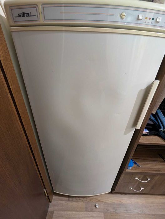 Продавам фризер Siltal