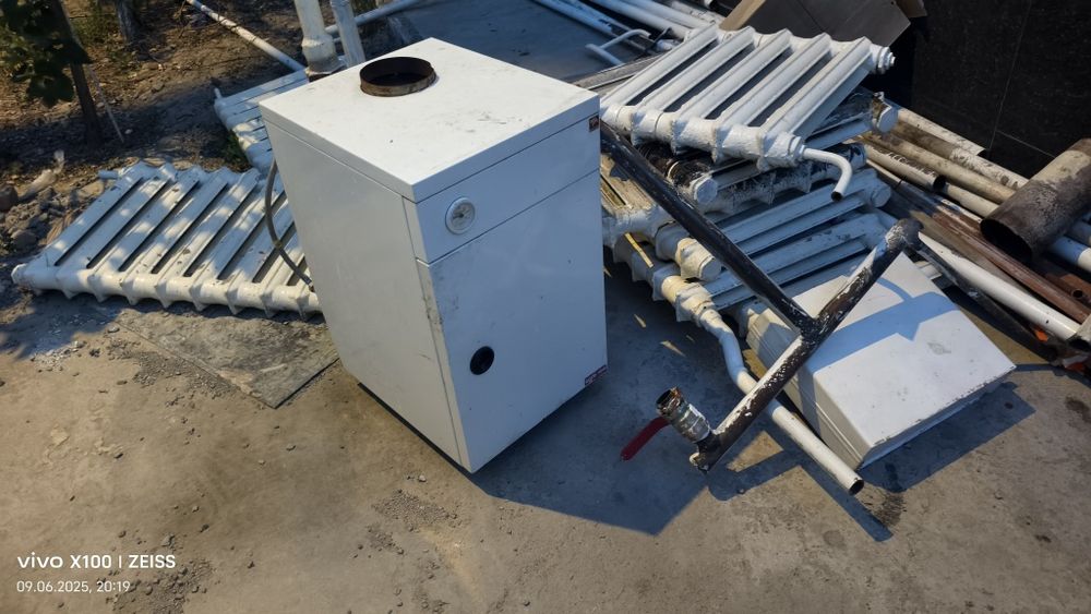 Продаю котёл и чугунный радиаторы.