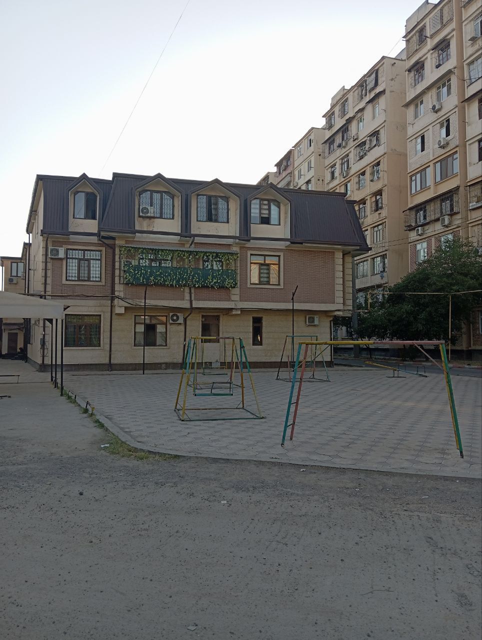 Qorasuv 6 Avayhon mahallada 2/3/3 uy srochna sotiladi ,yevro remont