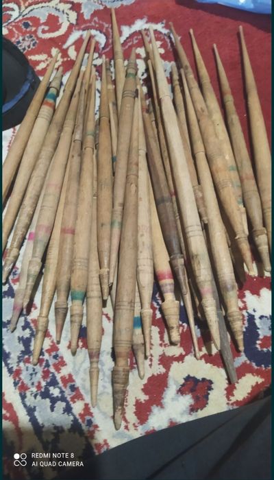 Стомни, гърнета, совалки, вретена, скрипали, куфари и д-р.