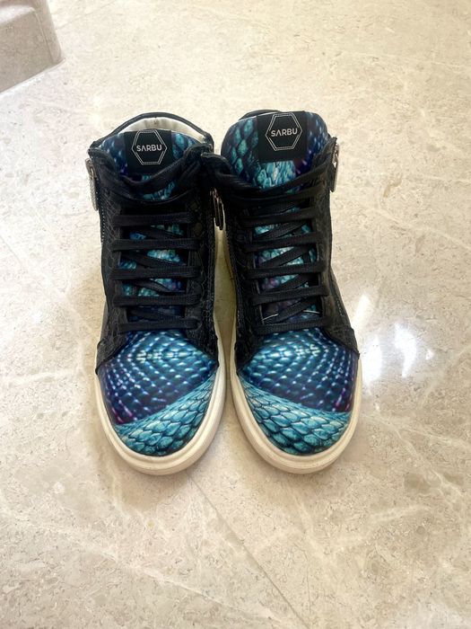 Adidasi Sârbu facuti pe comanda , ca noi