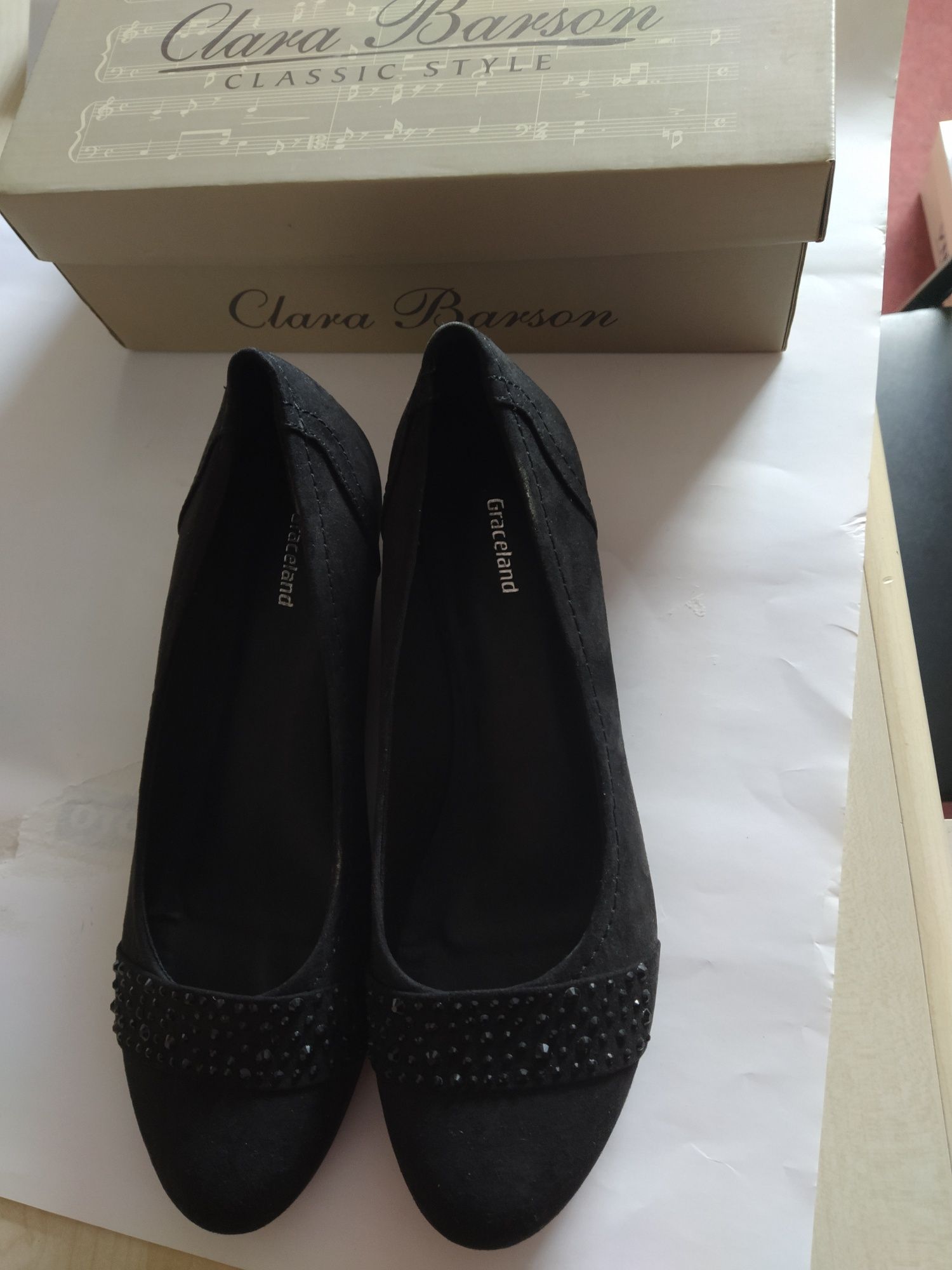 Нови черни обувки