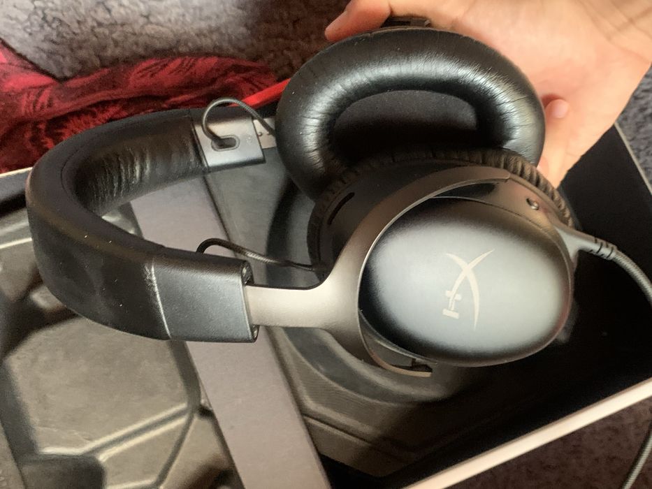 продаю hyper x cloud III полностью рабочие все имеется