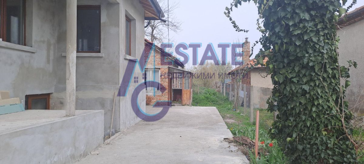 Две къщи в един двор в село Кръстина, обл. Бургас.