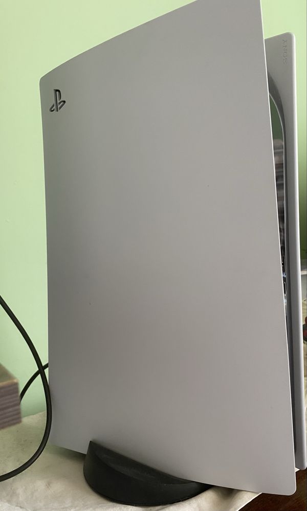 Playstation 5 + 3 игри вид диск
