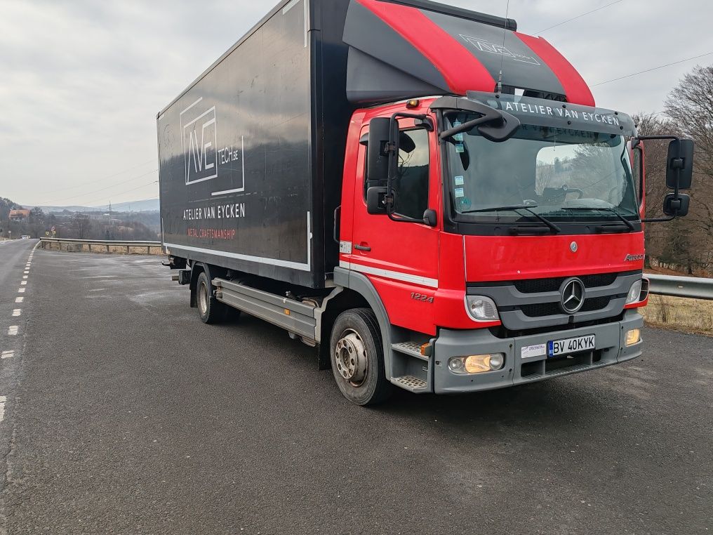 Transport marfa cu camion de 12 t cu lift și prelata