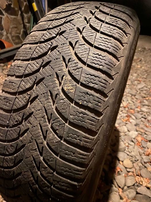 De vanzare  4 anvelope de iarna 195-65-R15 cu janta si capac