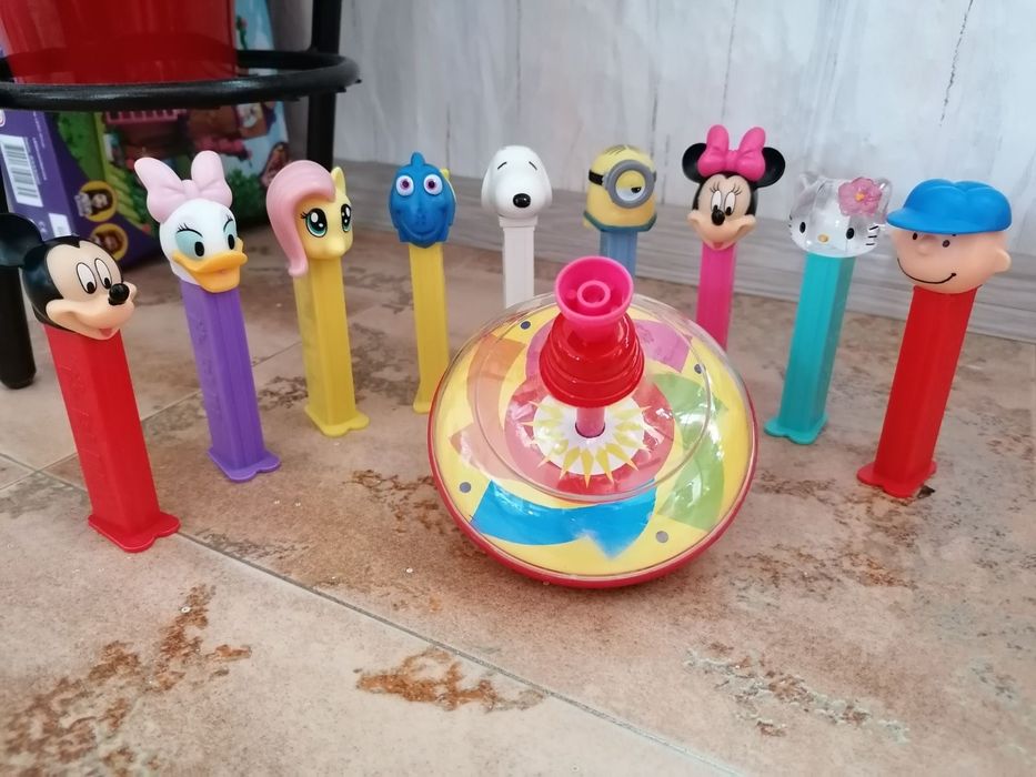 Лотове от различни играчки за деца.