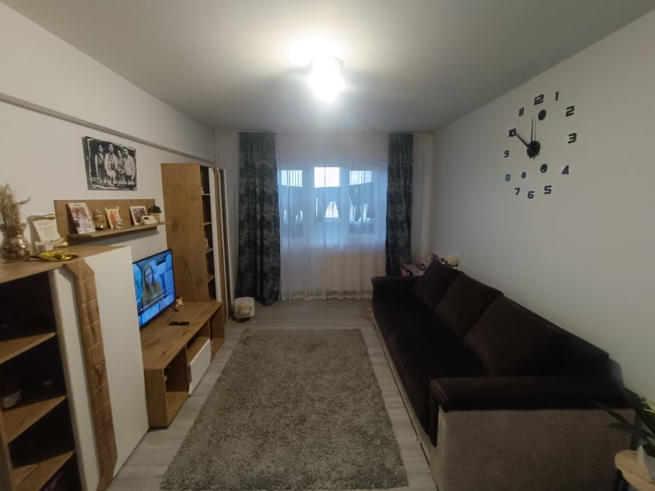 INCHIRIEZ APARTAMENT cu 3 camere in centru