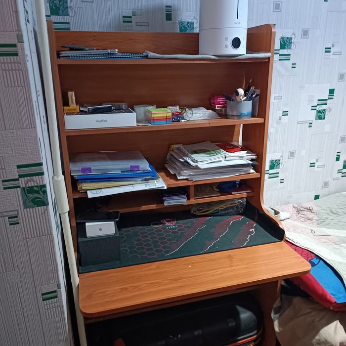Письменный стол -парта.