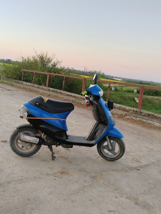 Vând scuter Piaggio zip 49 scuterul merge da necesita 2 segmenti