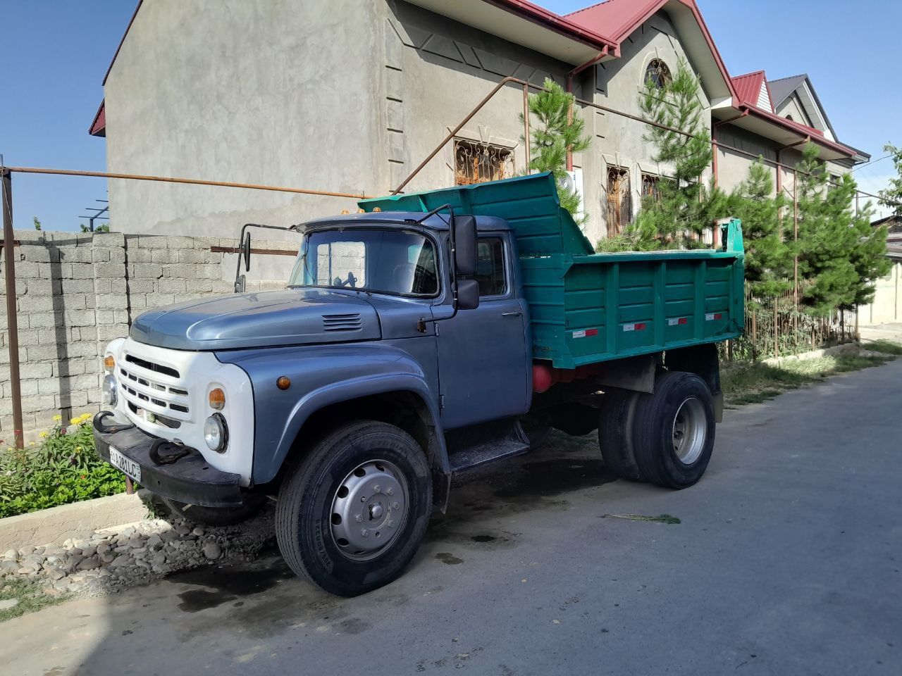Zil 130 xola yaxshibishlap turgan moshina