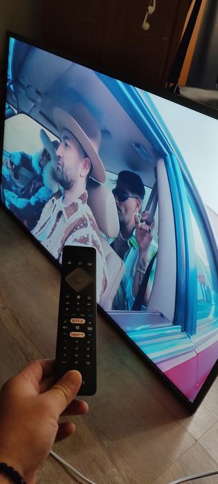 Vând Smart TV Philips mare 127 cm cu o linie roșie subțire pe ecran