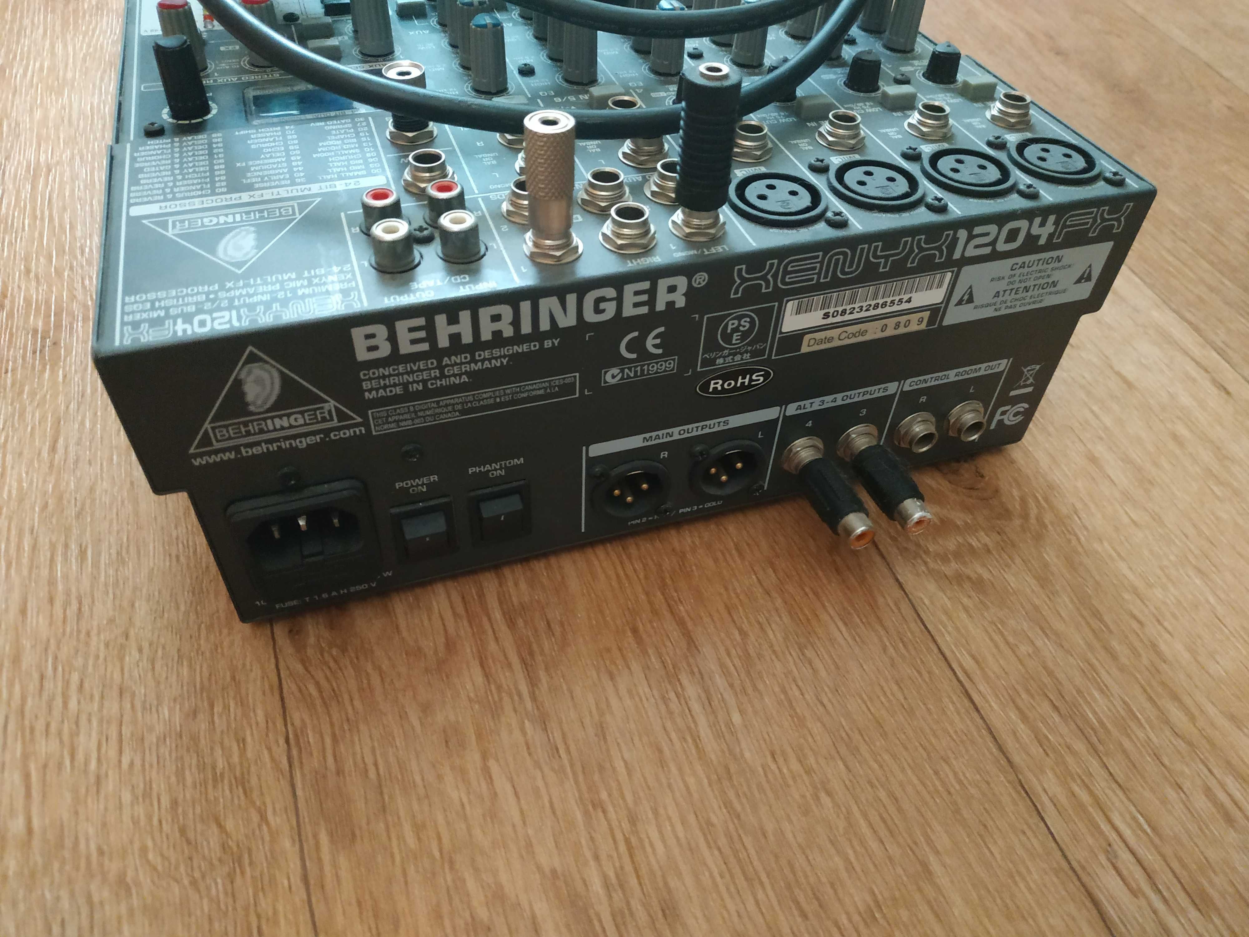 Микшерный пульт Behringer Xenyx 1204FX