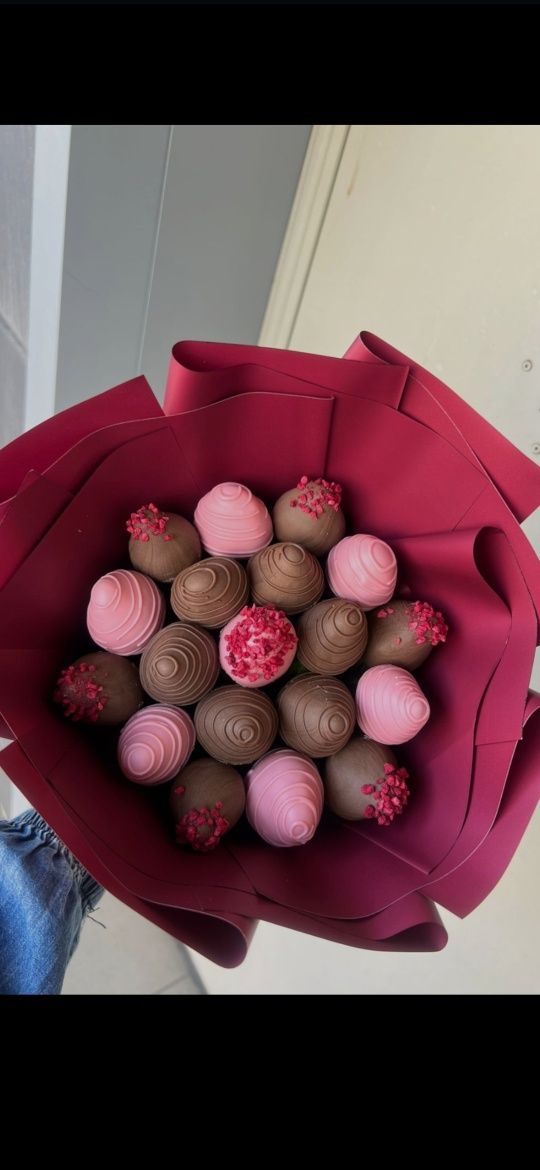 Клубника в Бельгийском шоколаде на подарок маме любимой в букете боксы