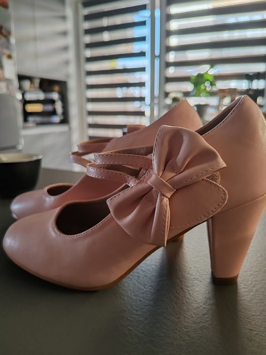 Vând pantofi cu toc roz