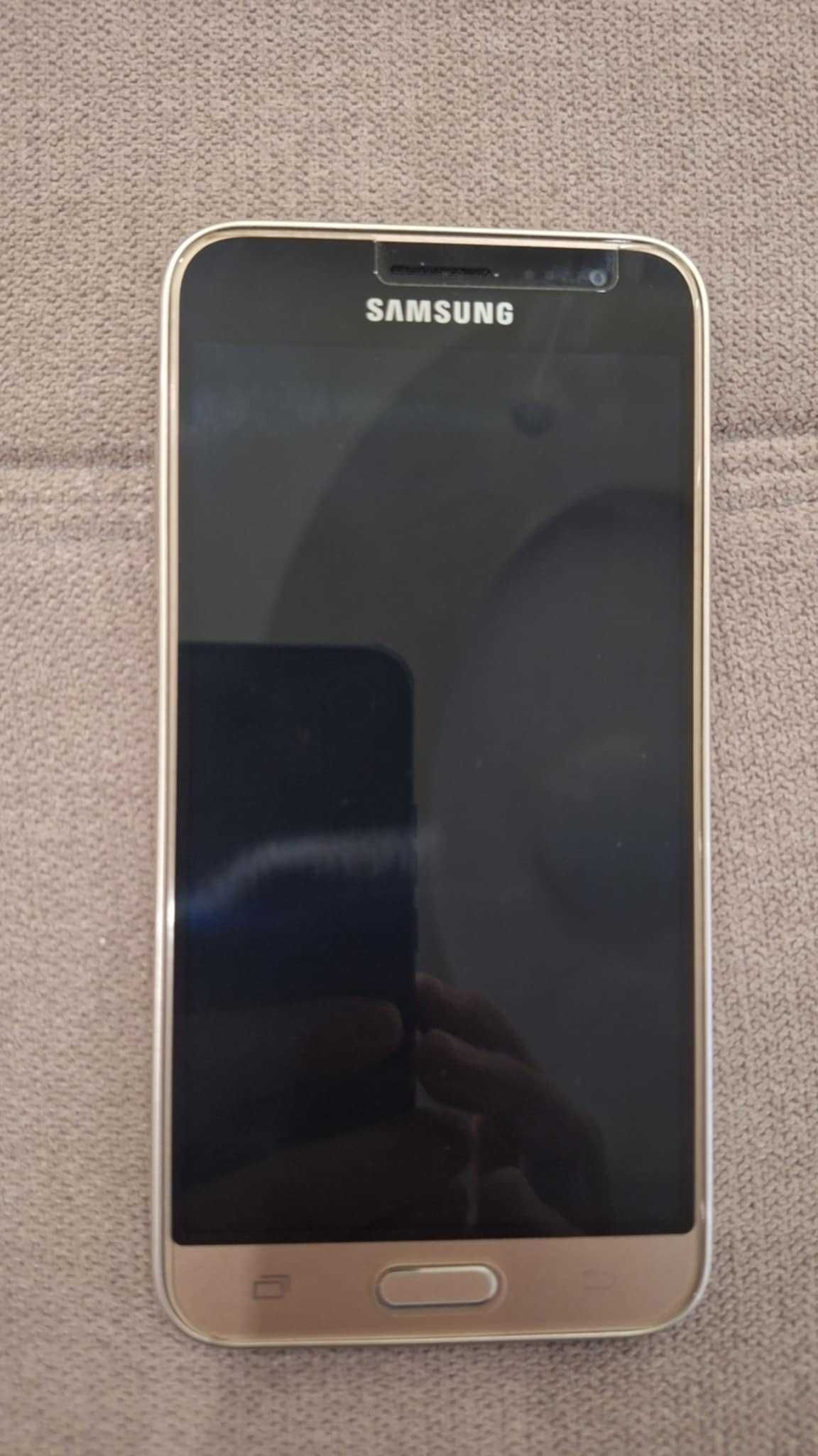 Смартфон Samsung Galaxy J3
