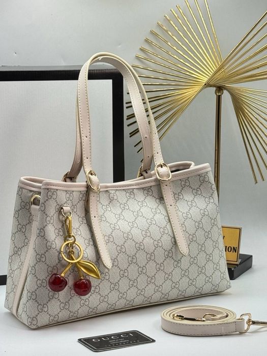 Geanta Gucci noua !!! Dimensiuni 33/21 !!!