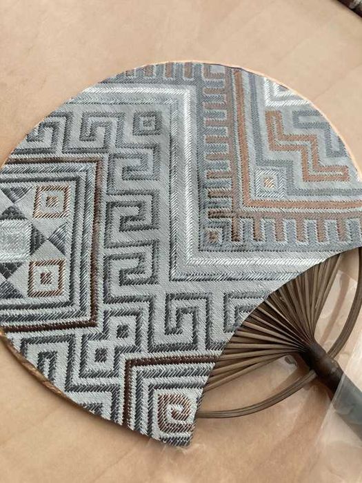 Evantai cu fir de mătase
Nou fără etichetă