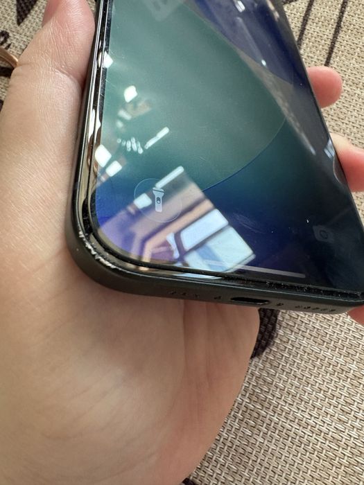 Iphone 15 128 GB със спукан дисплей