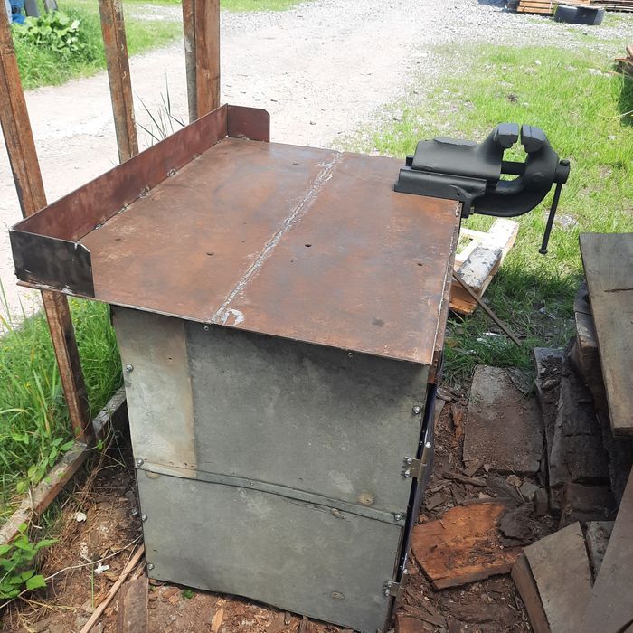 Banc de lucru cu menghina