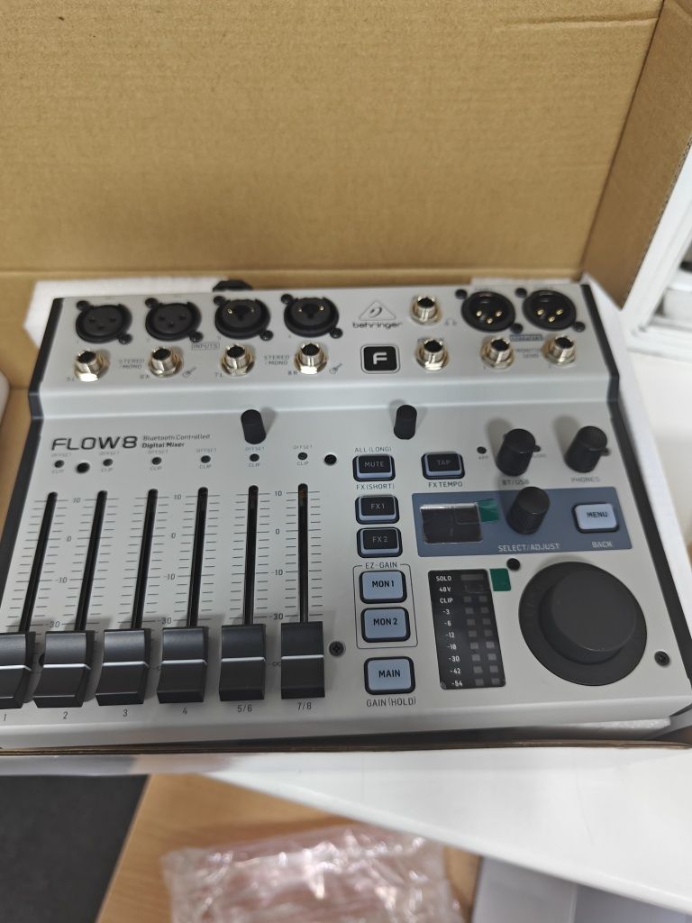 Микшерный пульт Behringer flow 8
