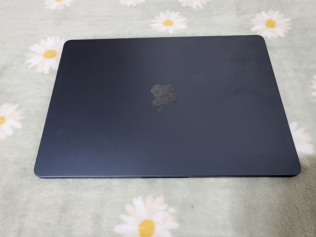 Macbook Air M2 midnight blue full box sotiladi