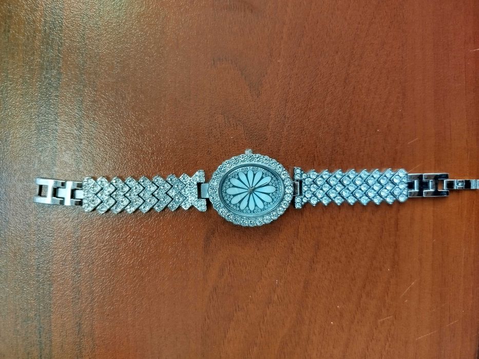 Часовник дамски елегантен