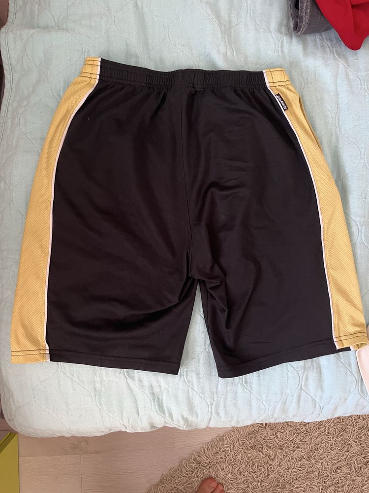 Продавам къси спортни гащи.