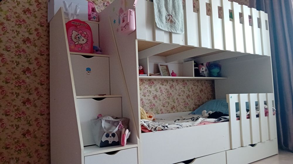 Кроватка, стол и 2 стульчика