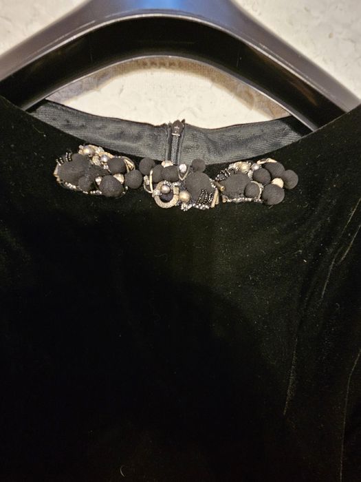 Rochie de catifea cu detaliu mărgelele și tüll