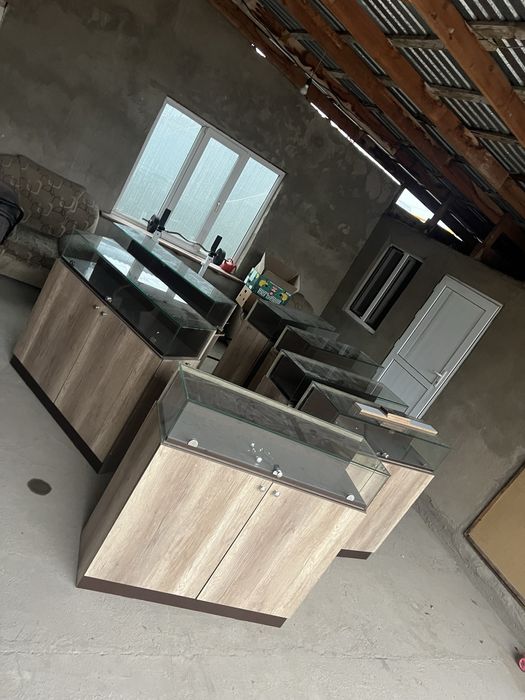 Витрина -шкаф состояние отличное много не пользовались