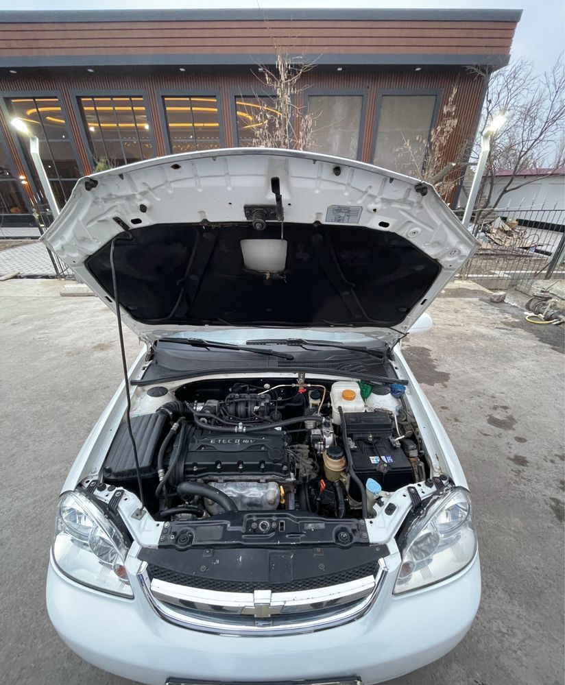 Lasetti 1.6 sotiladi