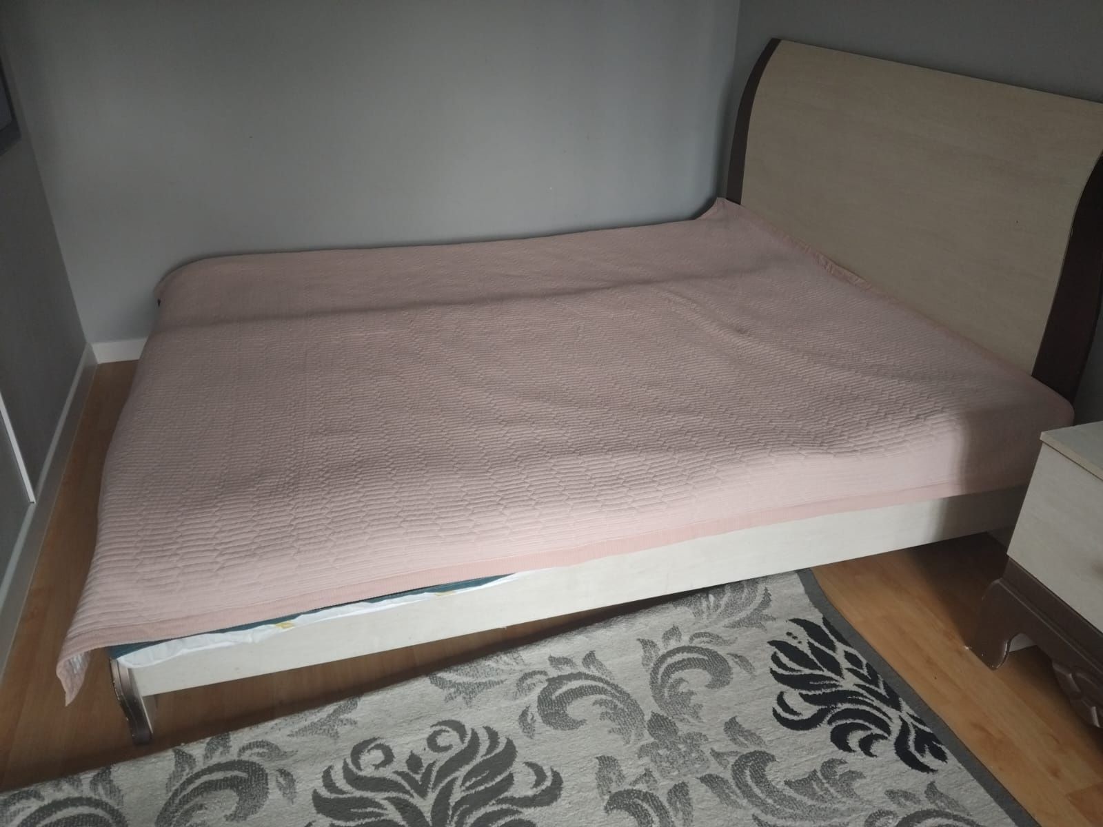 Срочно продаётся спальный гарнитур бу