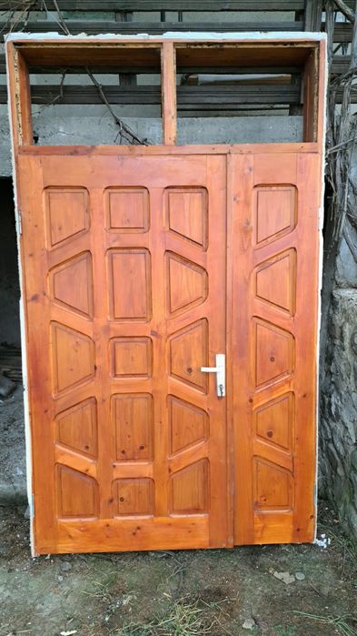 Usa exterior din lemn