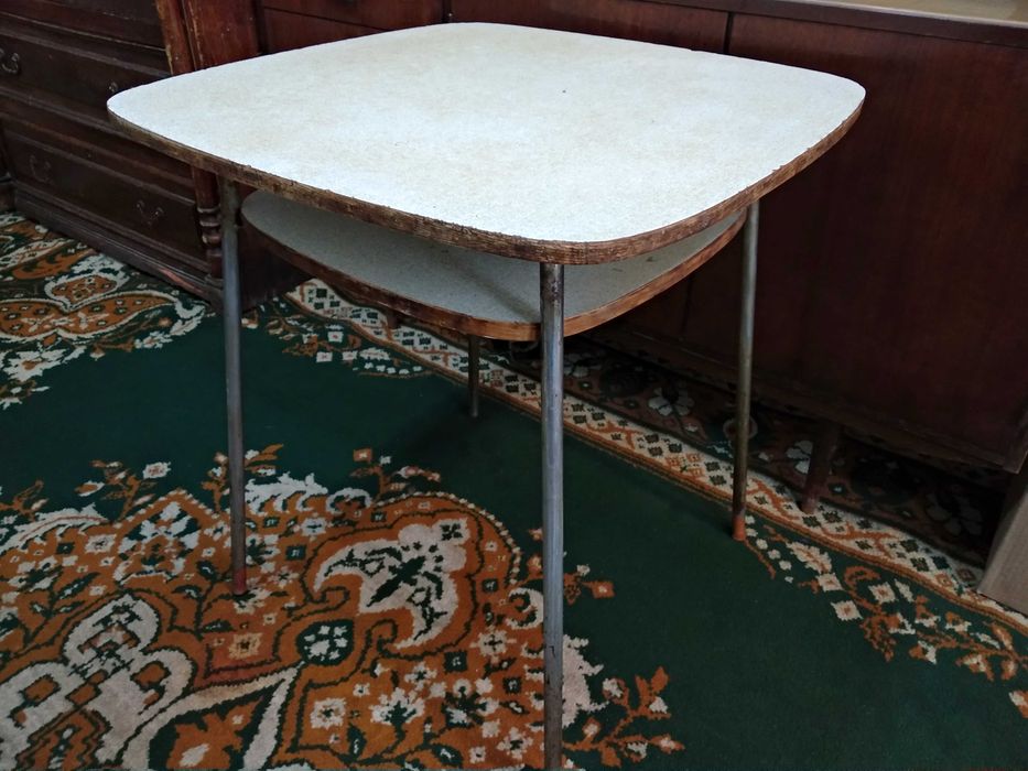 Стол с полкой  .